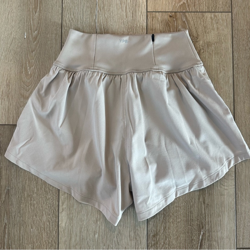 YPB Abercrombie Workout Shorts MotionTEK Hybrid Lined Flounce Shorts Sand Grey - Picture 2 of 3